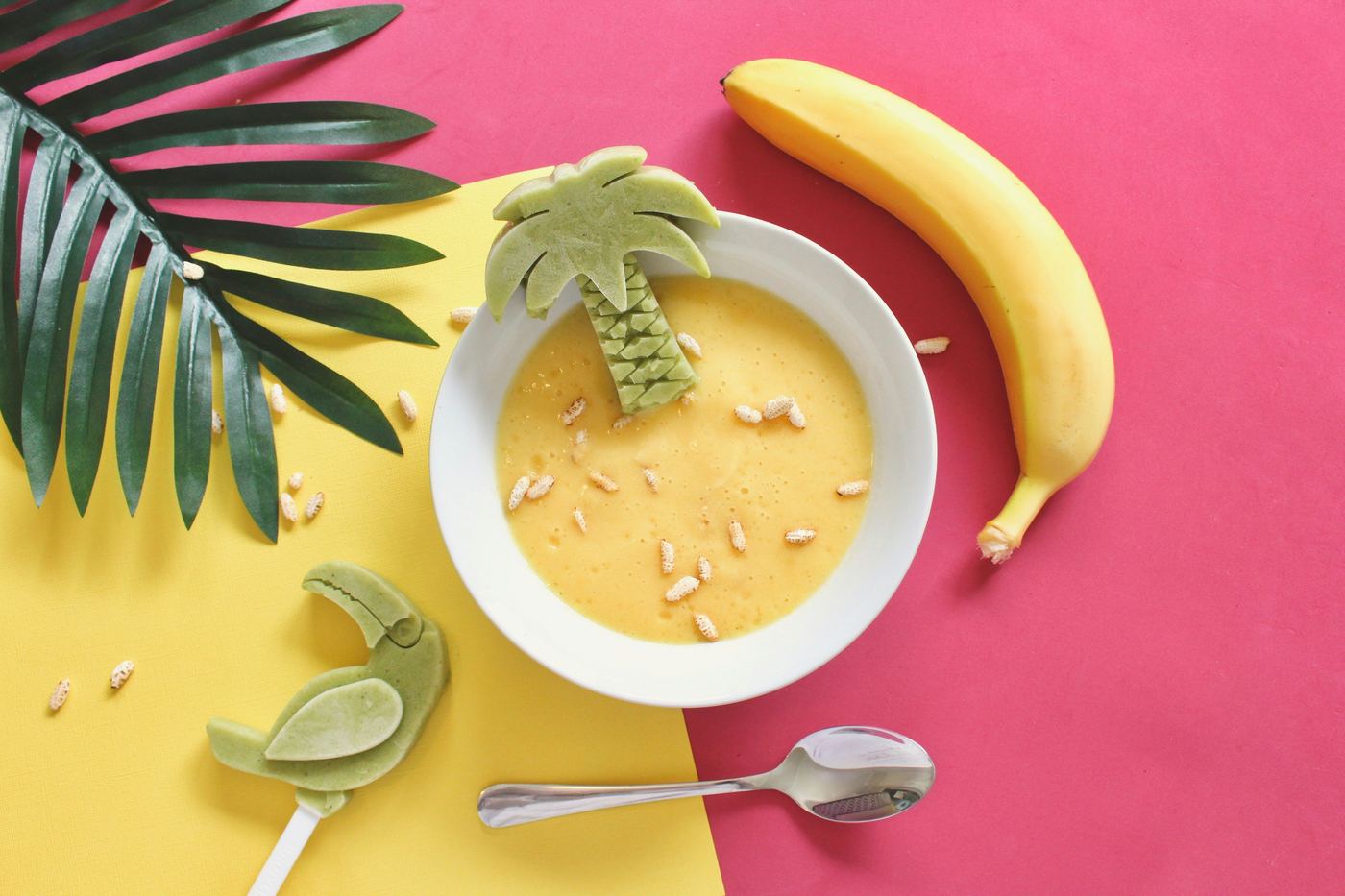 Bowl of banana smoothie next to a banana
